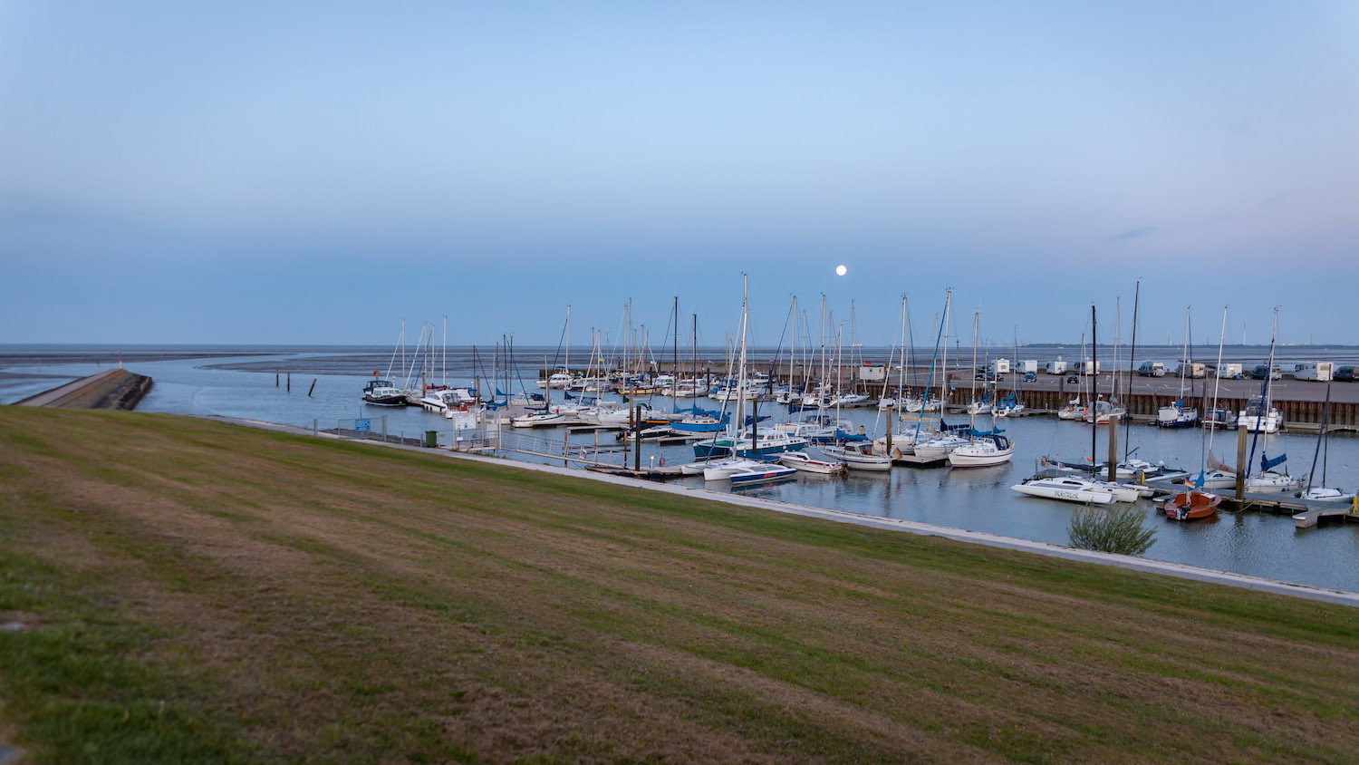 Horumersieler Hafen mit Vollmond